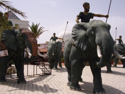 6 Elefanten vor dem Eingang zur neuen Medina /Hammamet