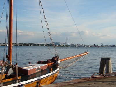 Rügenbrücke mit Fischerboot