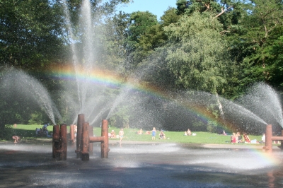Wasserspiele mit Regenbogen