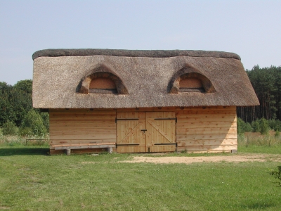 Holzhaus mit Stroh gedecktes Dach