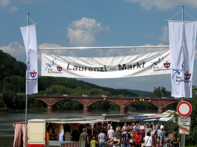 Laurenzi- Markt Marktheidenfeld mit Blick auf die Mainbrücke