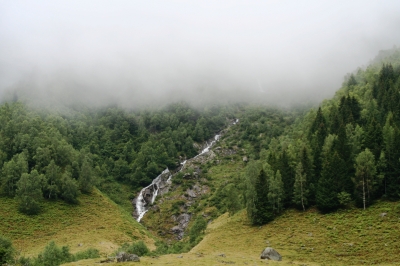 Nebel schleicht sich ins Tal