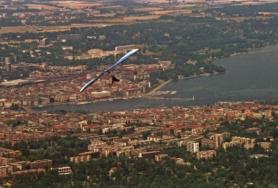 Drachenflieger über Genf