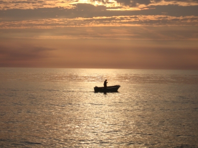 Fischerboot im Sonnenuntergang