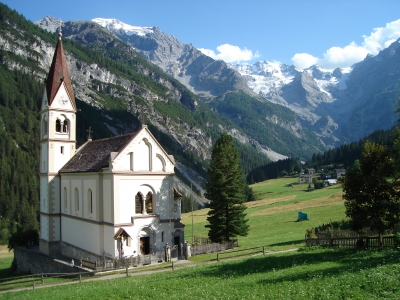 Dorfkirche Trafoi mit Ortlermassiv