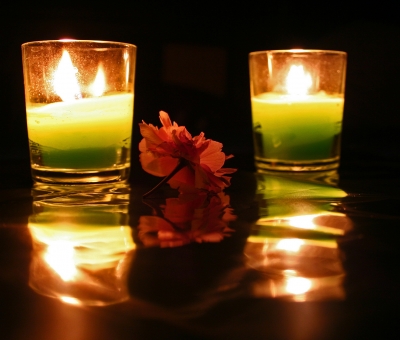 Kerzen bei Nacht