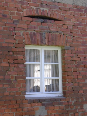 Kulmbach - Fenster in Backsteinfassade