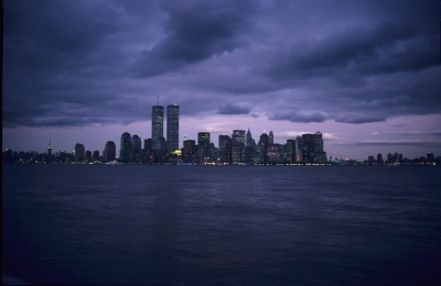 Skyline New York mit Twin Towers in der Abenddämmerung