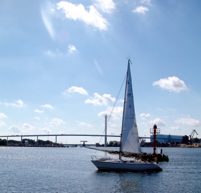 Segelboot mit Rügenbrücke
