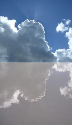 Spiegelbild: Wolken und Strand