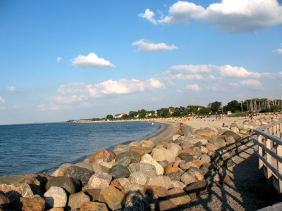 Niendorf Blick von der Hafenbrücke auf die Steilküste