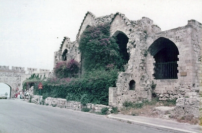Die Ruine der Ritterkirche Saint Marie du Bourg in Rhodos