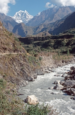 Berge und Fluss in Nepal