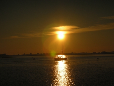 Sonnenuntergang mit Boot an der Ostsee