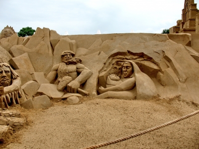 Travemünde Sandworld Steinzeitfrau mit Baby