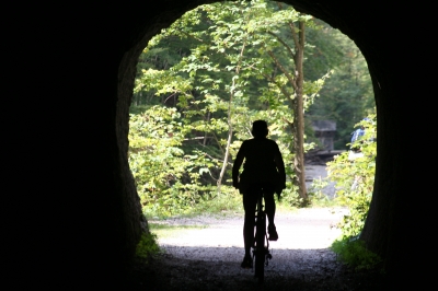 Biker verlässt den Tunnel