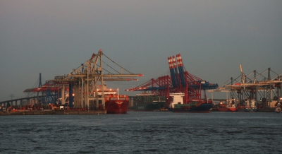 Containerhafen von Hamburg nach Sonnenuntergang