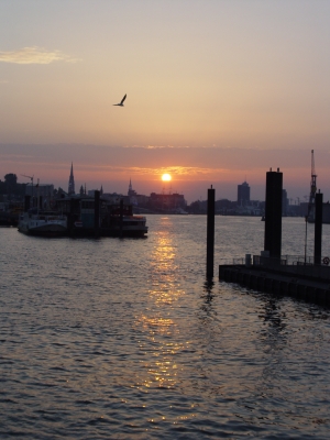 Sonnenaufgang im Hamburger Hafen