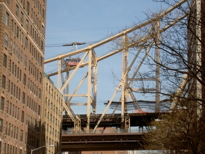 Apartmenthaus und Seilbahn am East River