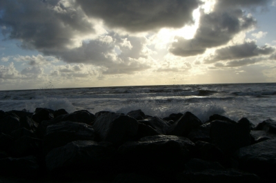 Regenwolken über der Nordsee am Strand von Argab