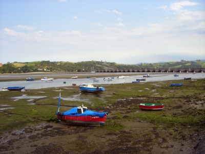 San Vicente de la Barquera: Der Hafen bei Ebber -1-