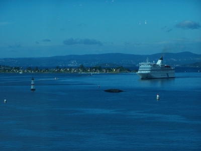 Kreuzfahrtschiff in Blau