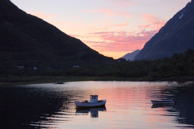 Fjord mit Angelboot