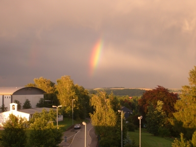 Regenbogen über Kapelle