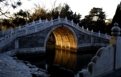 Brücke in der Abendsonne; Sommerpalast, Beijing