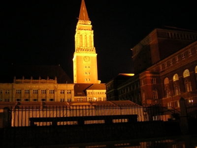 Kieler Rathausturm bei Nacht