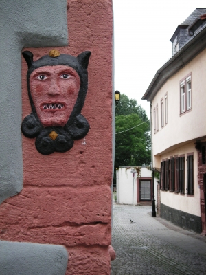 Aschaffenburg - Steinfratze an mittelalterlichem Haus