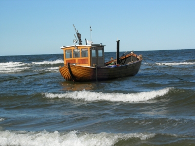 Fischerboot "Sturmvogel" am Strand von Ahlbeck / Usedom