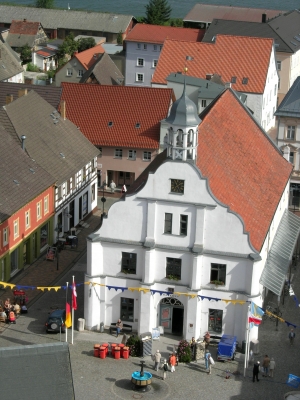 Wolgast - Blick von der Petrikirche auf das Rathaus