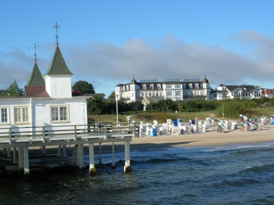 Ahlbeck / Usedom: Blick von der Seebrücke zum "Ahlbecker Hof"