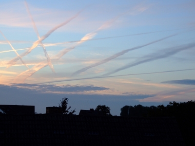 Sonnenaufgang mit Kondensstreifen