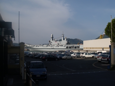 Flugzeugträger im Hafen von La Spezia