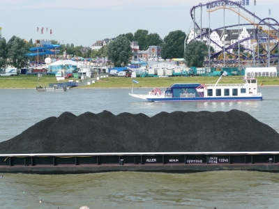 Kohlefrachter vor Kirmes