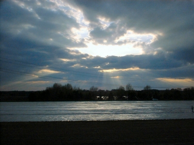 Wolkenloch über dem See