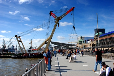 Landungsbrücken mit 600-Tonnen-Kran