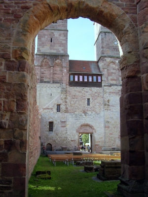 Eingang zur Kirchenruine St. Marien in Kloster Veßra