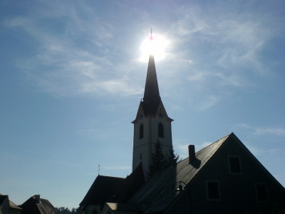 Sonne über Kirche