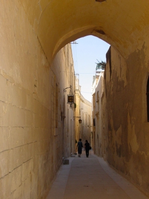 Mdina - Straßenszene der "Stillen Stadt"  (1)