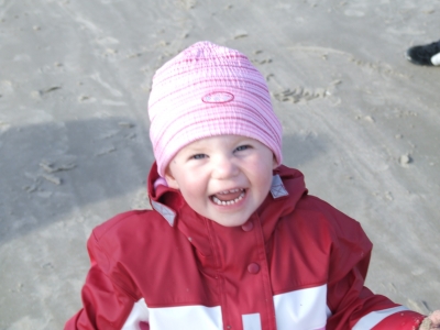 Kind lachend am Strand