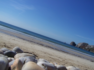 Schiefer Strand mit Steinen