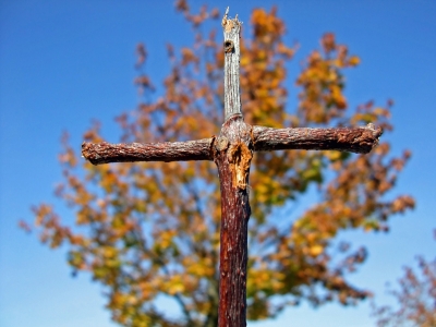 Kreuz im Herbst