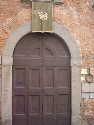 Eine schöne Tür in Fuceccio