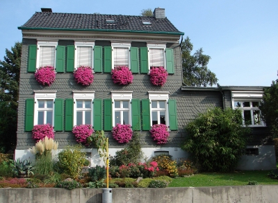 Bergisches Schieferhaus im Herbst