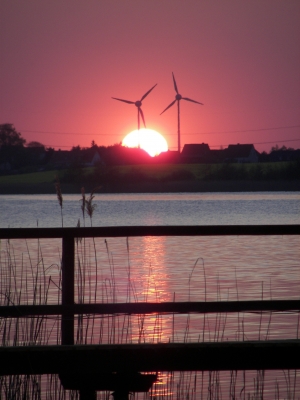 Sonnenenergie  trifft auf Windräder