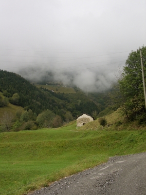 Wolken bis ins Tal/in der Schweiz