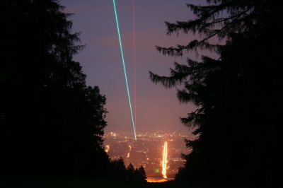 Laserstrahlen in der Nacht